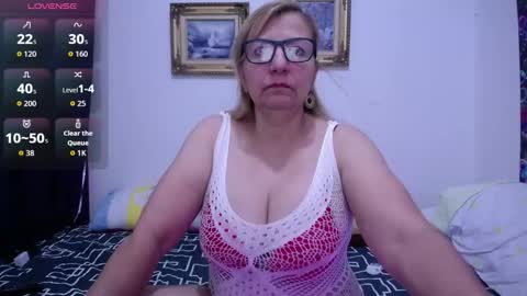 Snapshot of sara211 chatting on September 25, 8:12 pm sara online show from September 25, 8:12 pm
