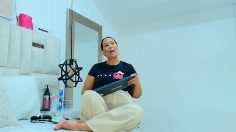 sara online show from June 16, 7:49 pm