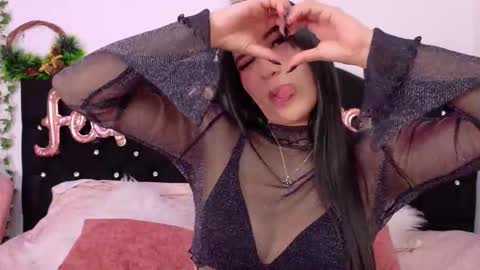 Sara  online show from December 4, 3:32 pm