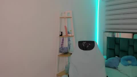 sara_red_x online show from May 22, 3:57 am