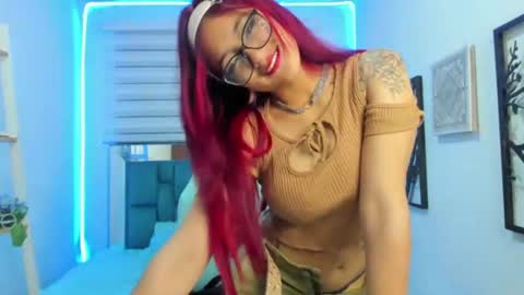 sara_red_x online show from June 18, 3:29 am