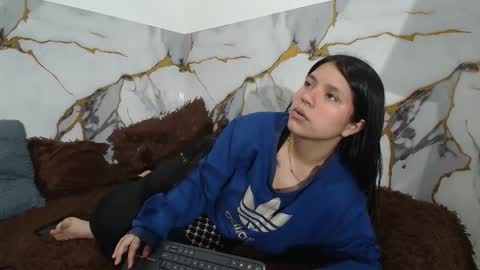 sara and thomas online show from December 18, 12:49 am