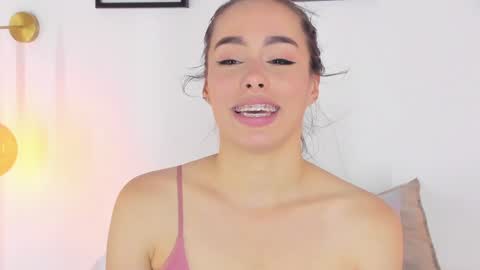 Snapshot of saraarchbould chatting on December 11, 7:57 pm Sara online show from December 11, 7:57 pm