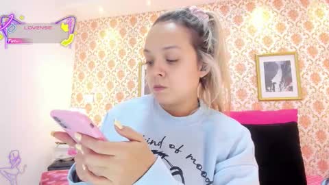 Snapshot of saraavila_ chatting on November 30, 5:00 am SaraAvila online show from November 30, 5:00 am