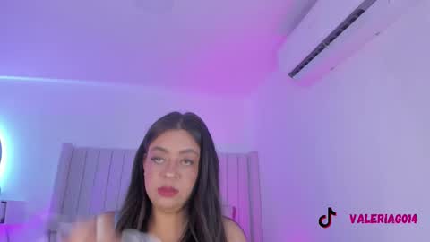 Sarah Bonneth online show from November 17, 12:00 pm