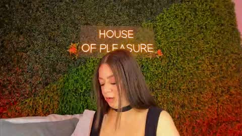 Sarah Bonneth online show from March 3, 11:27 am