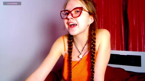 Sarah online show from December 3, 6:49 pm