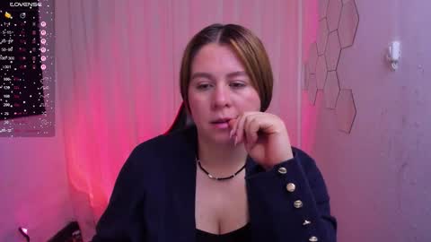 Snapshot of sarah_t_ chatting on February 3, 6:22 am Sarah online show from February 3, 6:22 am