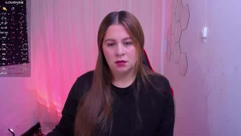 Snapshot of sarah_t_ chatting on March 3, 3:12 am Sarah online show from March 3, 3:12 am