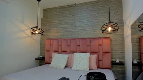 Sarah Deyvis online show from January 14, 8:15 pm