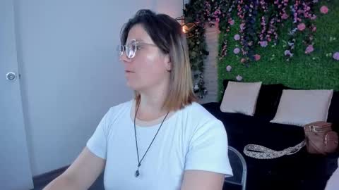 Sarah Deyvis online show from November 13, 1:43 pm