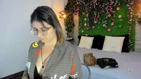 Sarah Deyvis online show from November 21, 1:21 pm