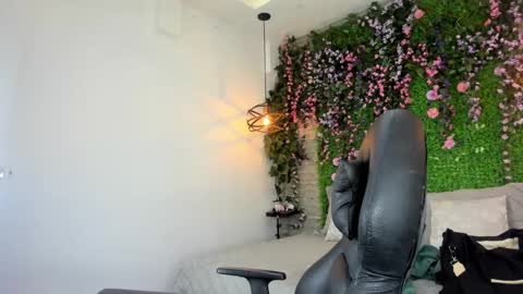 Snapshot of sarahdeyvis chatting on January 6, 3:05 pm Sarah Deyvis online show from January 6, 3:05 pm