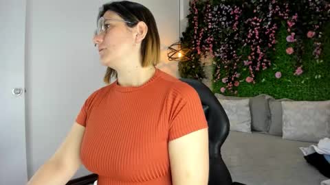 Snapshot of sarahdeyvis chatting on January 8, 2:52 pm Sarah Deyvis online show from January 8, 2:52 pm