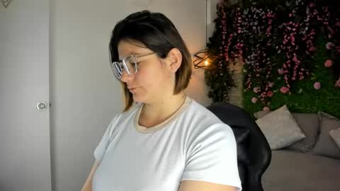 Snapshot of sarahdeyvis chatting on January 12, 2:22 pm Sarah Deyvis online show from January 12, 2:22 pm