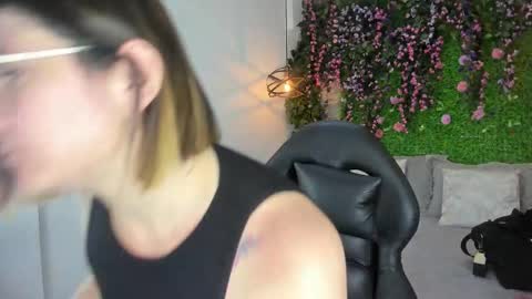 Snapshot of sarahdeyvis chatting on January 14, 4:01 pm Sarah Deyvis online show from January 14, 4:01 pm