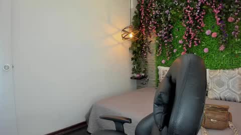 Snapshot of sarahdeyvis chatting on February 27, 1:33 pm Sarah Deyvis online show from February 27, 1:33 pm