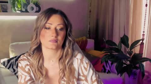 Divine Sarah NONUDE model online show from May 9, 5:45 am