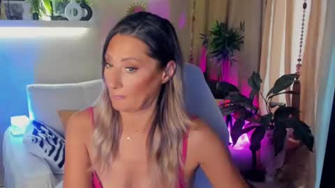 Snapshot of sarahholly chatting on June 17, 1:56 pm Divine Sarah NONUDE model online show from June 17, 1:56 pm