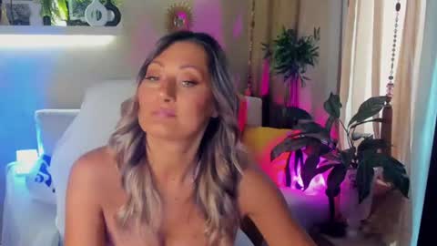 Snapshot of sarahholly chatting on June 19, 11:47 am Divine Sarah NONUDE model online show from June 19, 11:47 am