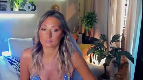 Snapshot of sarahholly chatting on July 5, 2:13 pm Divine Sarah NONUDE model online show from July 5, 2:13 pm