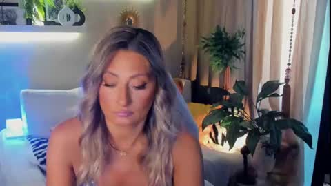 Snapshot of sarahholly chatting on July 7, 12:53 pm Divine Sarah NONUDE model online show from July 7, 12:53 pm