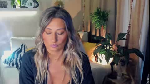 Snapshot of sarahholly chatting on July 17, 1:40 pm Divine Sarah NONUDE model online show from July 17, 1:40 pm