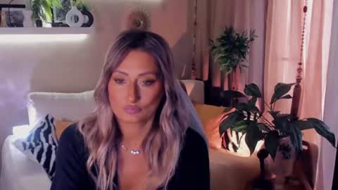 Snapshot of sarahholly chatting on July 19, 8:07 am Divine Sarah NONUDE model online show from July 19, 8:07 am