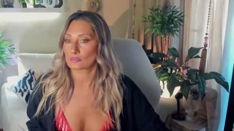 Snapshot of sarahholly chatting on July 20, 2:19 pm Divine Sarah NONUDE model online show from July 20, 2:19 pm