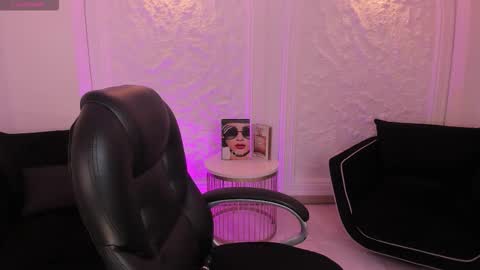 Sarah Rhodes online show from December 3, 11:52 am