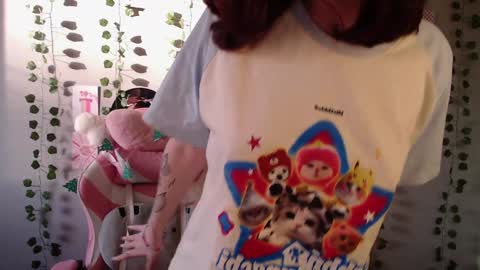 Snapshot of sarakinski chatting on January 6, 7:42 am Sara online show from January 6, 7:42 am