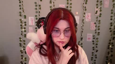 Snapshot of sarakinski chatting on December 18, 2:23 pm Sara online show from December 18, 2:23 pm