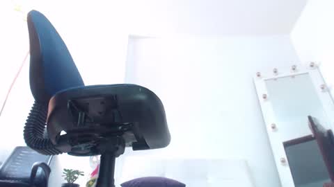 Saraloves online show from March 25, 2:45 pm