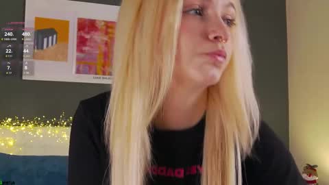 saramist online show from December 17, 1:33 am