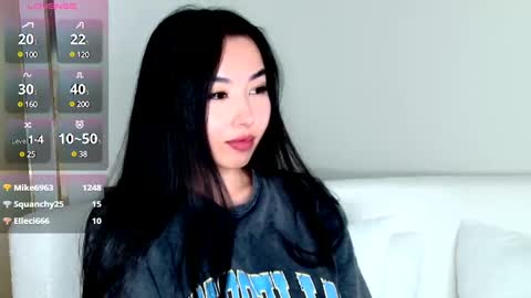 Mia online show from December 16, 11:44 am