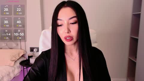 Mia online show from December 17, 11:28 am