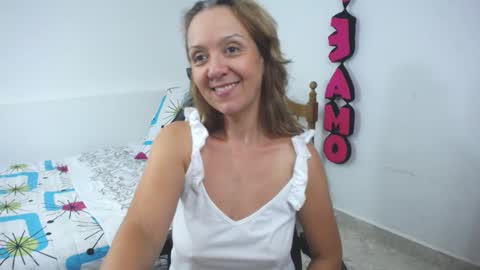 Snapshot of saray1221 chatting on December 12, 8:53 pm saray1221 online show from December 12, 8:53 pm