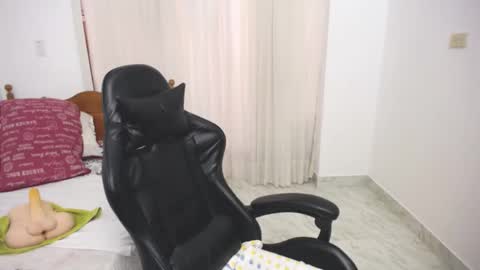 Snapshot of saray1221 chatting on February 8, 7:38 pm saray1221 online show from February 8, 7:38 pm