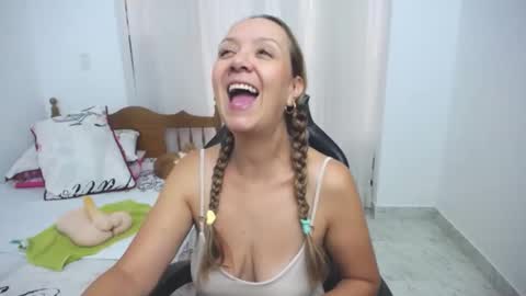 Snapshot of saray1221 chatting on February 16, 5:37 pm saray1221 online show from February 16, 5:37 pm