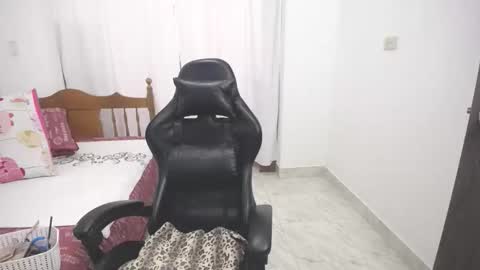 Snapshot of saray1221 chatting on January 10, 7:04 pm saray1221 online show from January 10, 7:04 pm