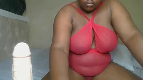 Snapshot of sassie_bee chatting on December 1, 10:43 pm sassie_bee online show from December 1, 10:43 pm