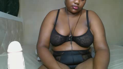 Snapshot of sassie_bee chatting on December 17, 2:23 am sassie_bee online show from December 17, 2:23 am