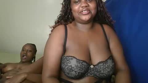 Snapshot of sassie_bee chatting on September 30, 6:02 pm sassie_bee online show from September 30, 6:02 pm