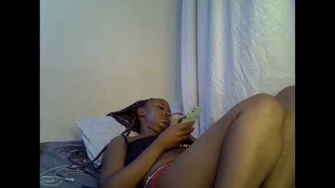 Snapshot of sassy_bella chatting on December 15, 2:27 am sassy_bella online show from December 15, 2:27 am