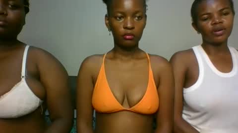 Snapshot of sassybrown25 chatting on December 17, 10:32 am sassybrown25 online show from December 17, 10:32 am