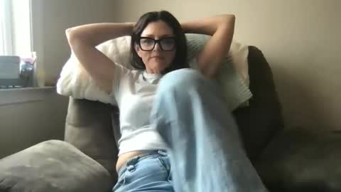 Snapshot of sassynsweetmilf chatting on December 19, 3:52 pm sassynsweetmilf online show from December 19, 3:52 pm