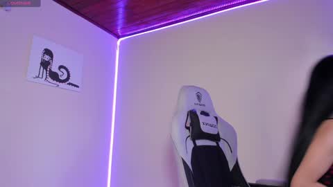 Snapshot of satanbabee_ chatting on January 6, 9:43 pm im expecting 300 thumbs up on my altar online show from January 6, 9:43 pm