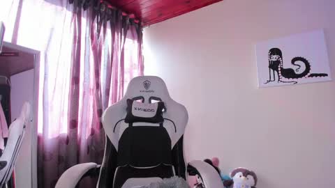 Snapshot of satanbabee_ chatting on February 20, 9:42 pm im expecting 300 thumbs up on my altar online show from February 20, 9:42 pm