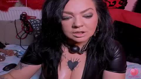 Snapshot of satisfymydesires chatting on December 17, 3:18 pm Elena online show from December 17, 3:18 pm