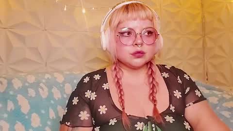Gina George online show from May 17, 12:30 am